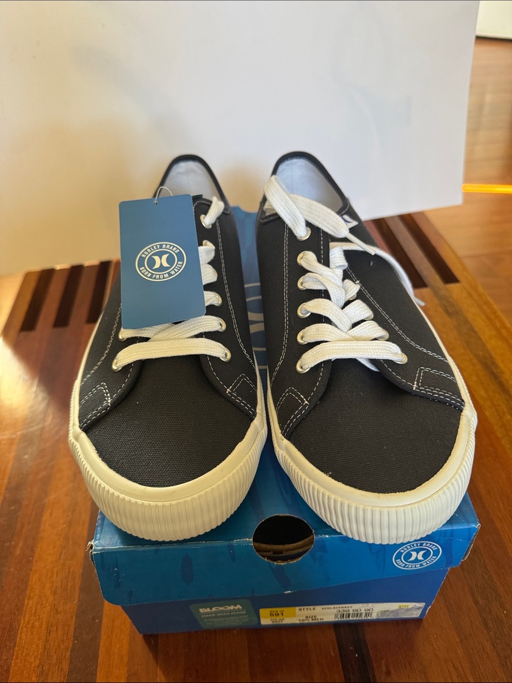 Hurley Men's Low-Profile Canvas Sneaker in Navy and White size 10.5
